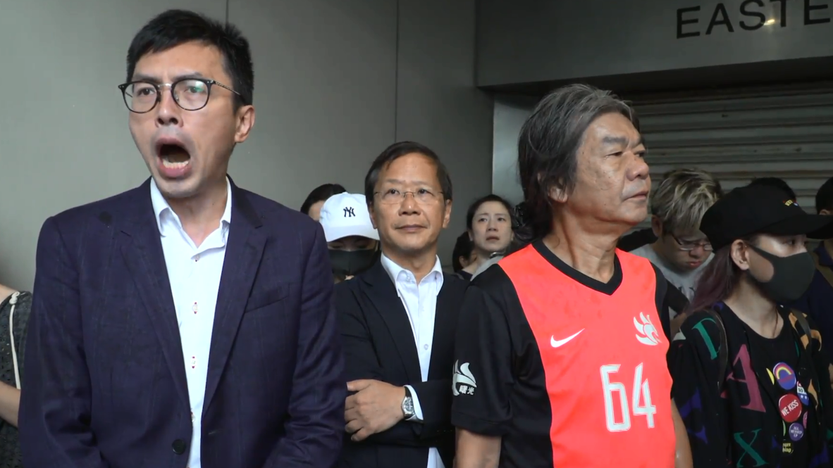 Hong Kong: Manifestantes se reúnen fuera de la corte mientras activistas son procesados por desórdenes