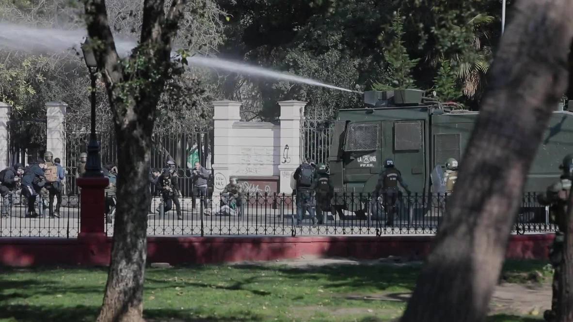Chile: Police use water cannon to disperse students protest