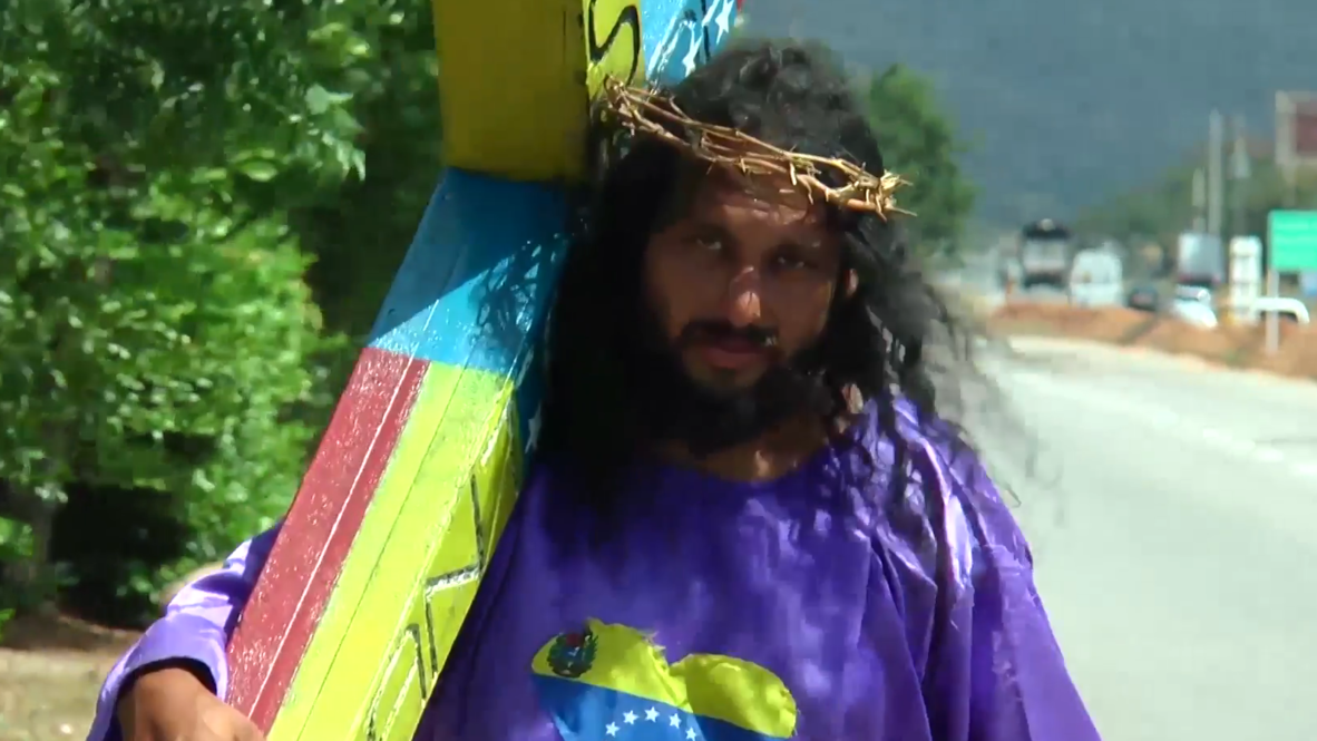 Venezuelan Jesus walks with cross for 24 days to shed light on migration crisis