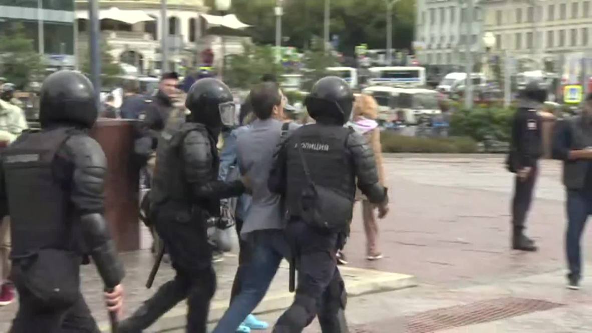 Россия: Десятки задержанных на несогласованном митинге, организованном оппозицией
