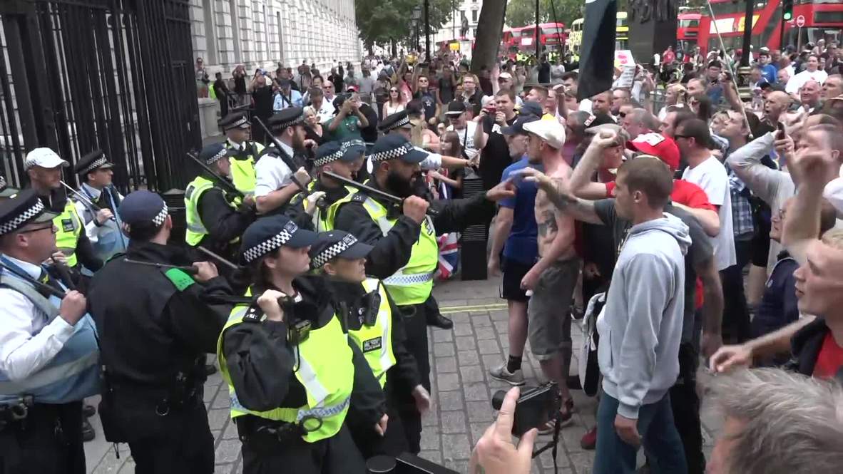 UK: Tommy Robinson supporters scuffle with police outside Downing Street