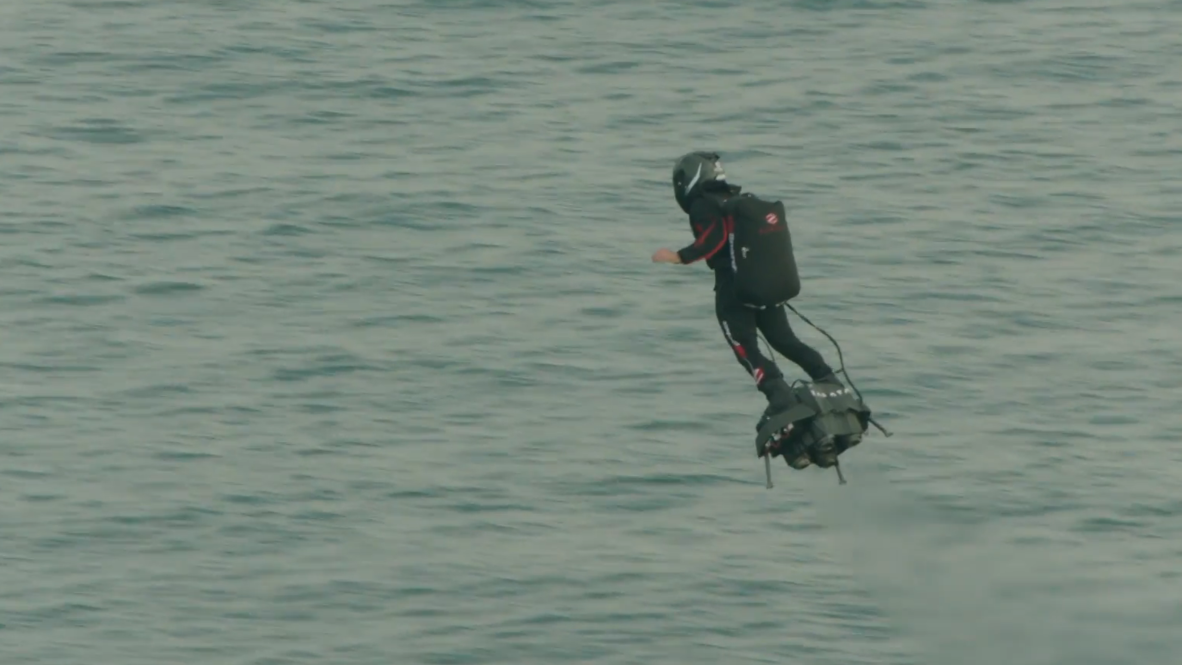 Un hombre cruza el Canal de la Mancha en un aerodeslizador