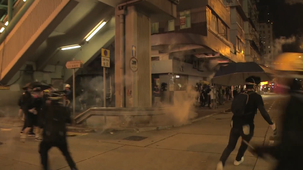 Hong Kong: Policía lanza gases lacrimógenos a manifestantes tras protesta antigubernamental