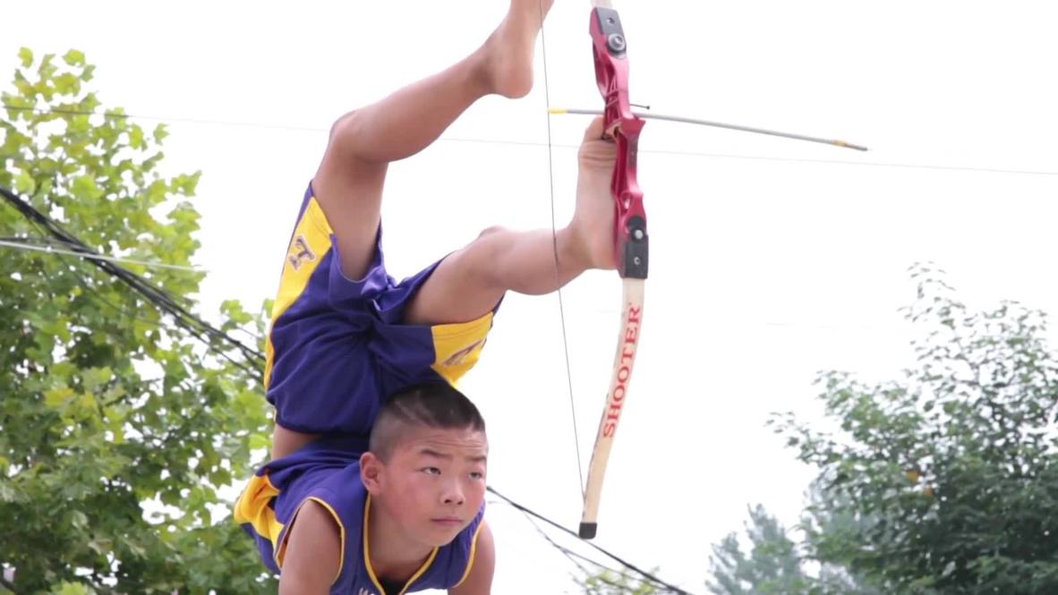 ¡A toda flecha! Este joven chino es capaz de disparar un arco usando sus pies