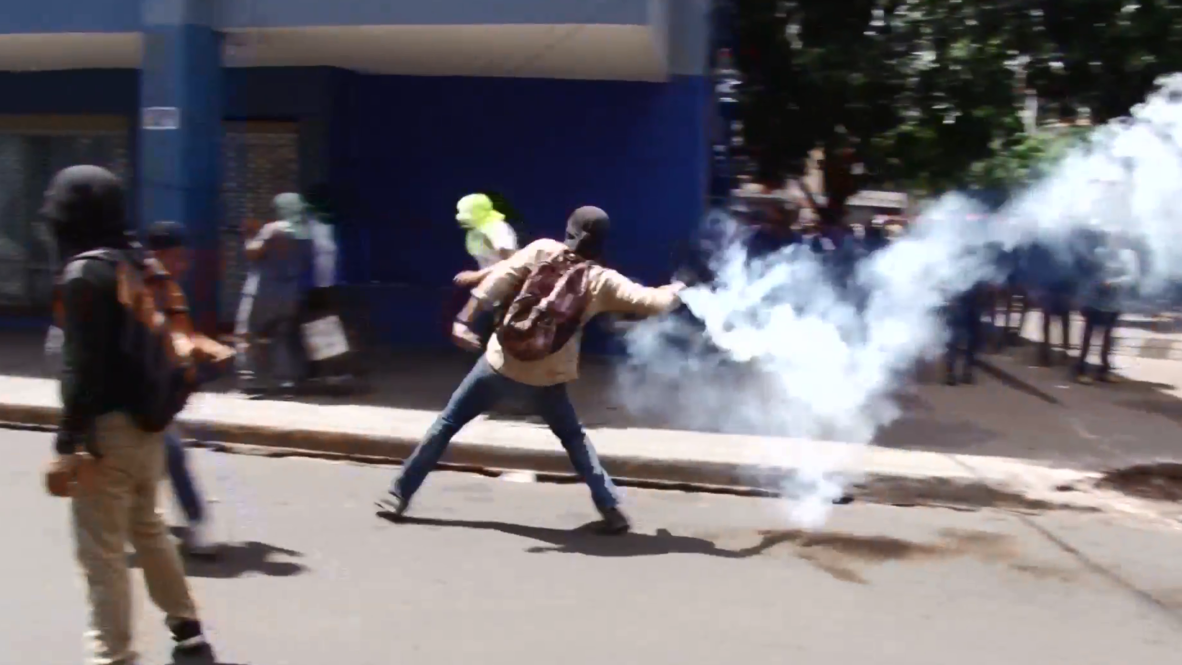 Honduras: Tear gas flies as protesters demand President Hernandez's resignation