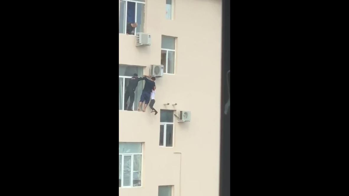 Rusia: Residente de Grozni salva a un niño que colgaba de una ventana en un cuarto piso