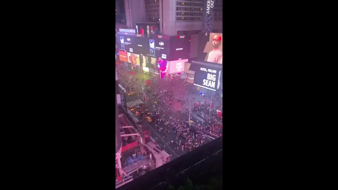 USA: Thousands flee Times Square after backfiring causes false alarm
