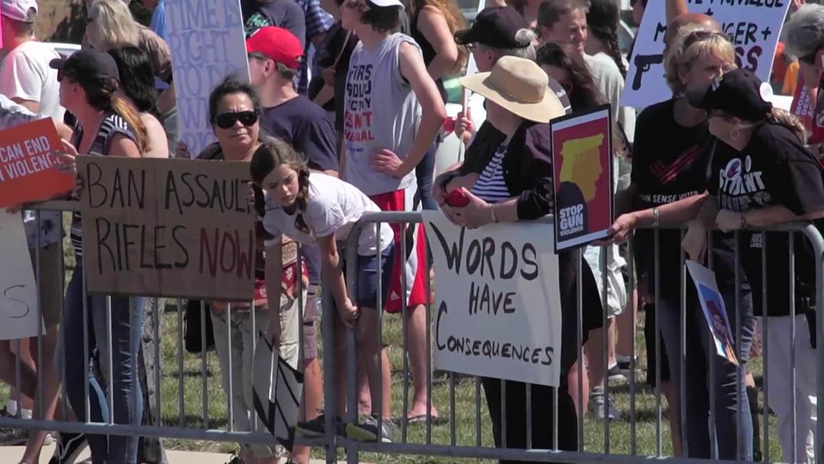 USA: Protesters line the streets as Trump visits Dayton shooting survivors
