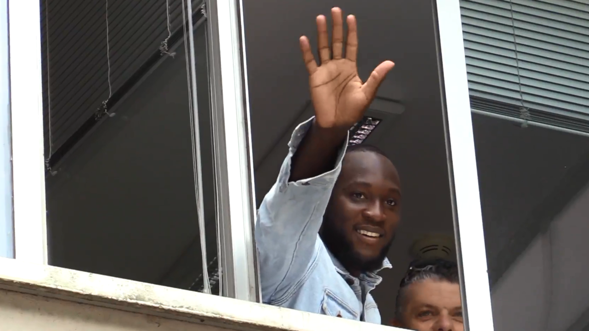 Italia: Romelu Lukaku saluda a los hinchas antes de firmar con Inter de Milán a cambio de 80 millones€