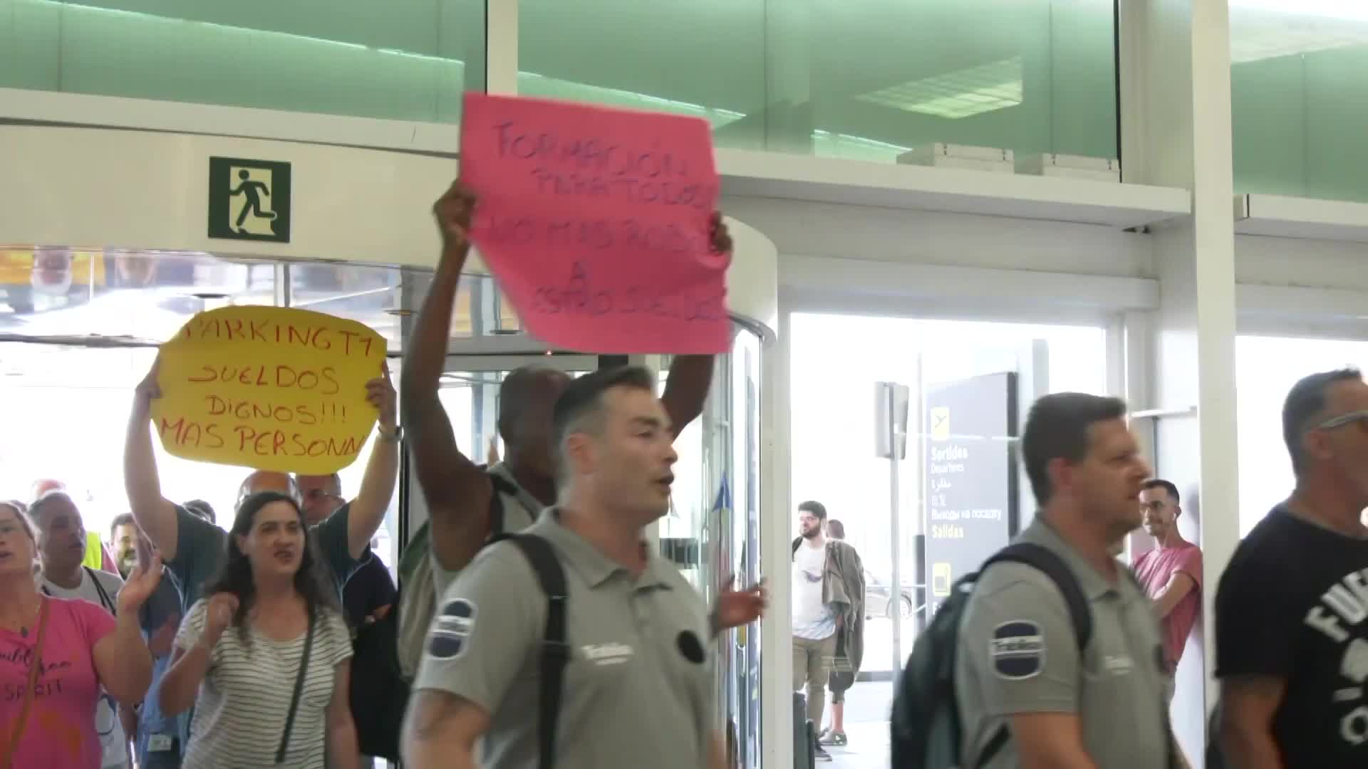 España Colas en el aeropuerto de Barcelona por la huelga de vigilantes