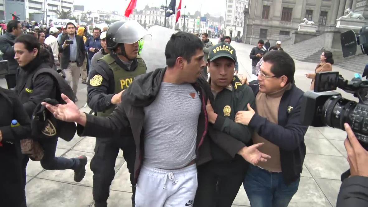 Peru: Scuffles outside court after opposition leader Keiko Fujimori's appeal postponed