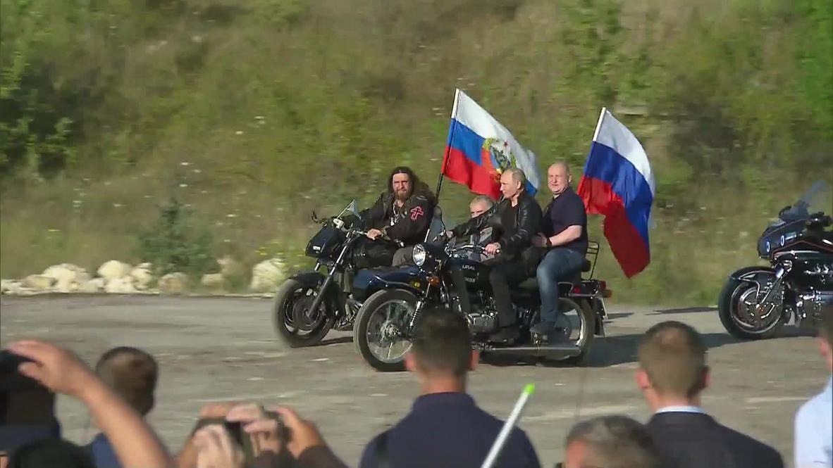 Россия: "Крутые ребята". Путин приехал на шоу "Ночных волков" на байке