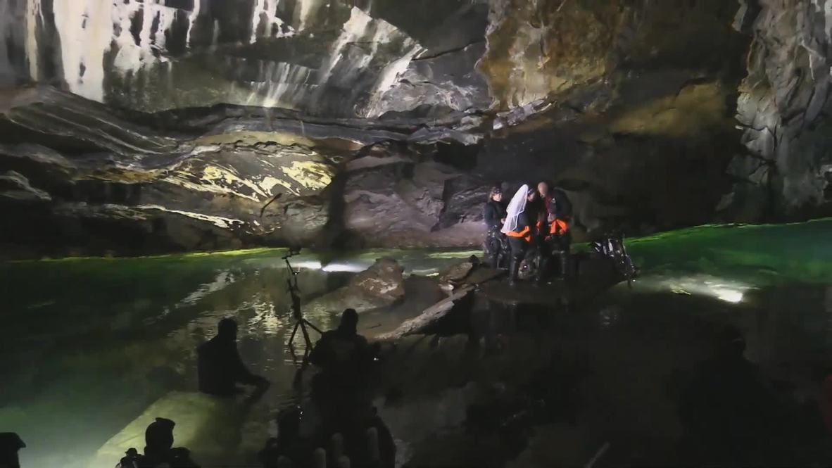 Pareja nórdica bate el récord del mundo de la boda más grande en una cueva submarina