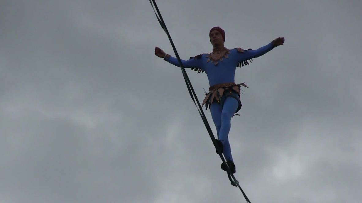 Rusia: Un funambulista alemán bate el record de caminata en cuerda floja sobre una ciudad