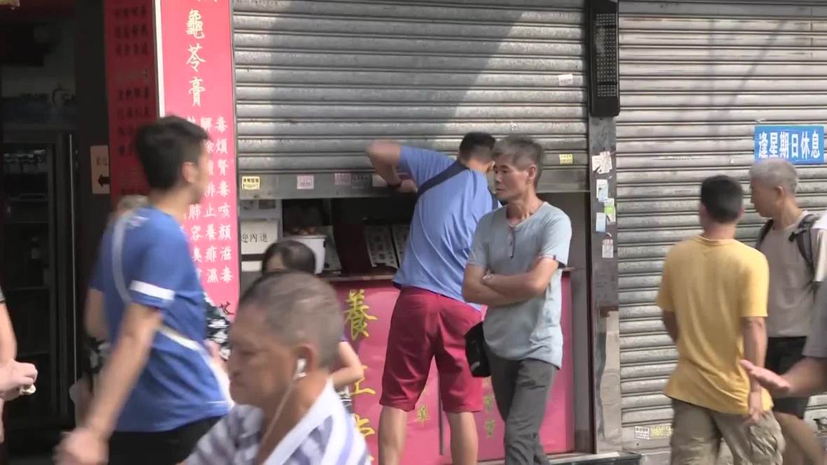 Hong Kong: Tiendas cerradas y calles bloqueadas mientras continúan las protestas