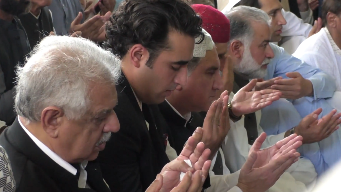 Pakistan: Foreign minister, opposition party leader join Eid prayers in support of Kashmir