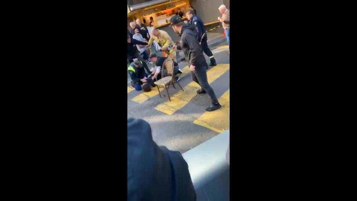 Australia: Imágenes grabadas con móvil muestran un atacante capturado por viandantes