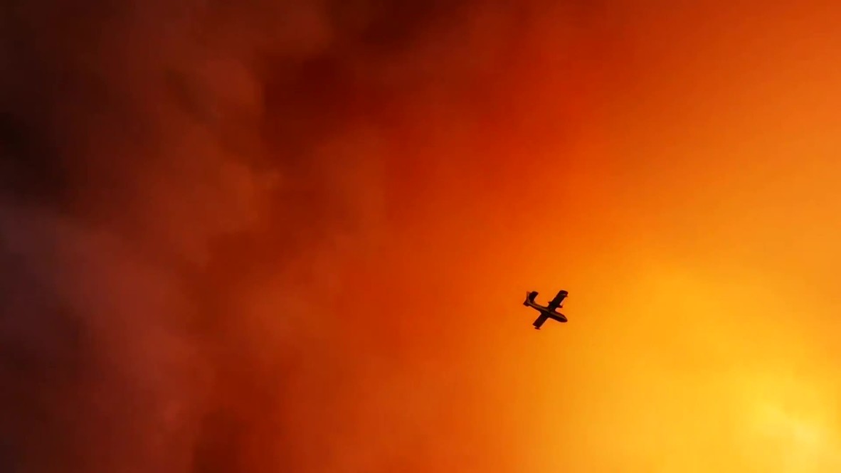 Grecia: Los bomberos combaten los incendios forestales en una isla al norte de Atenas