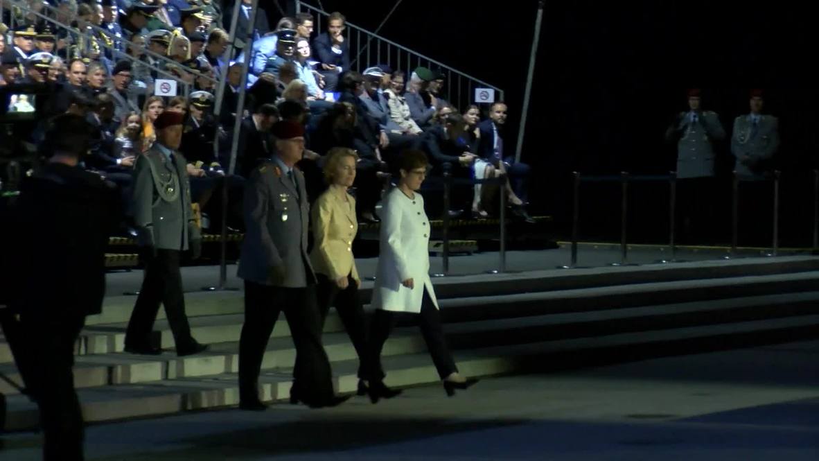 Germany: Defence minister honours predecessor and new EU Commission president von der Leyen