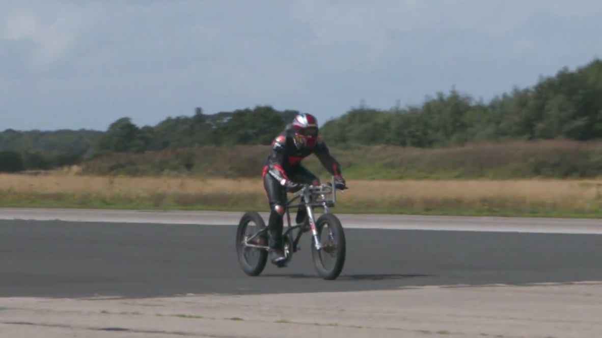 Pedal to the medal - Briton breaks world men's cycling speed record thanks to Porsche