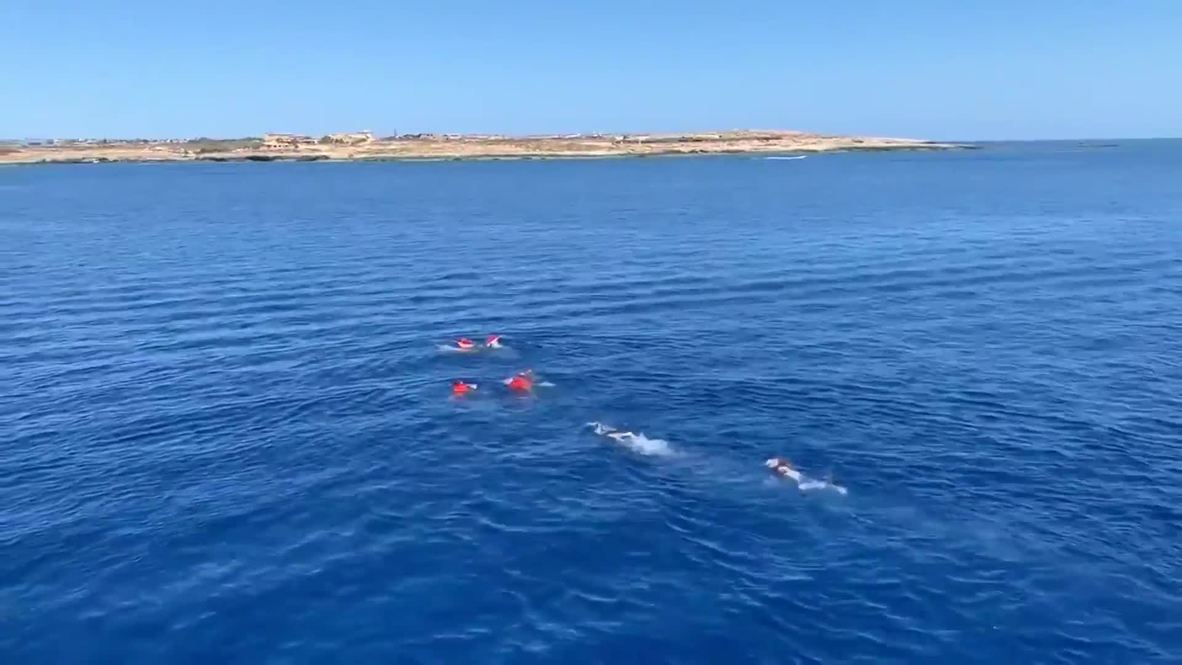Italy: Migrants jump off rescue boat and swim in vain to Lampedusa