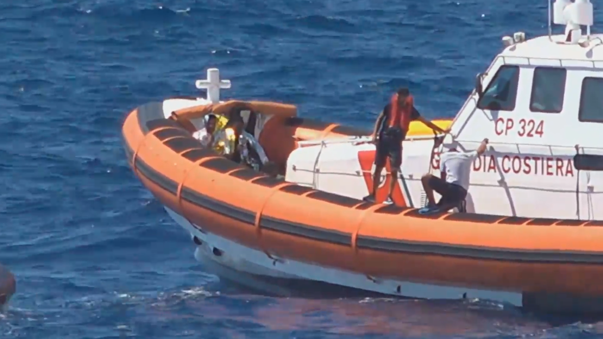 Italy: Migrants rescued after jumping off NGO boat