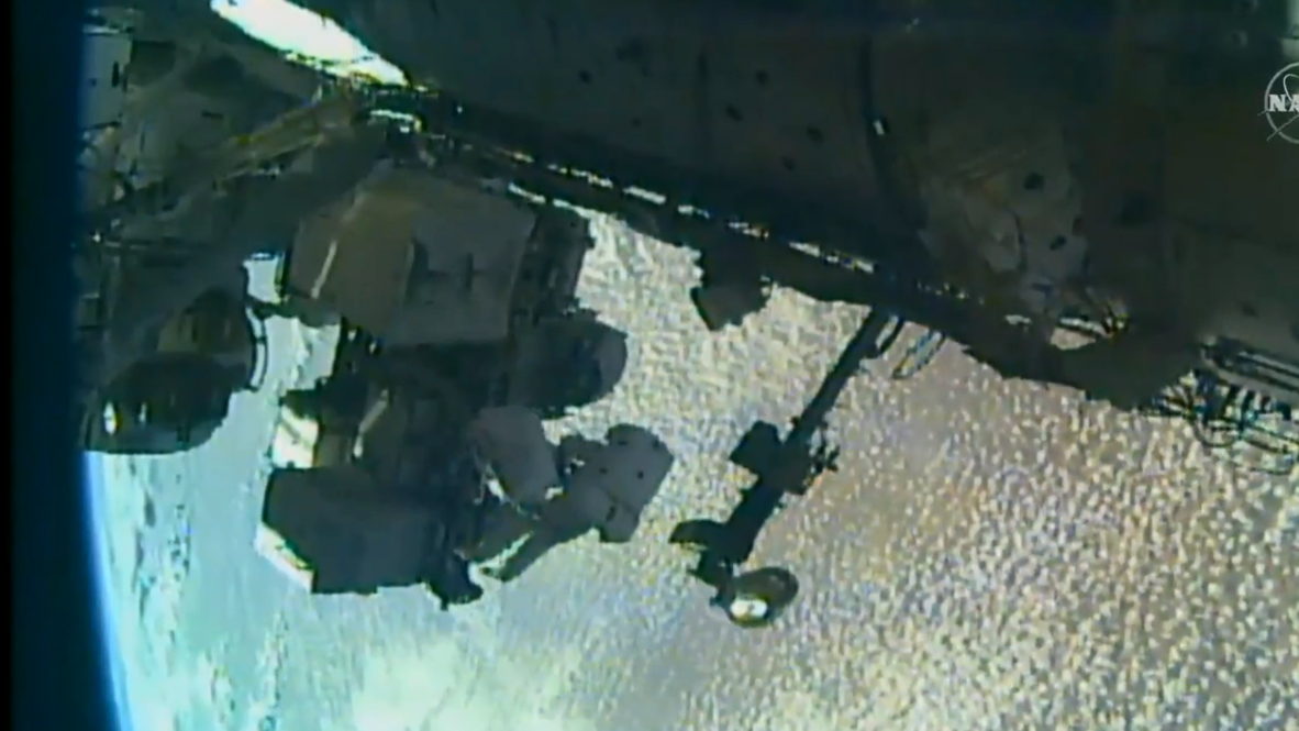 EEI: Astronautas hacen una caminata espacial para instalar Adaptador de Acoplamiento Internacional