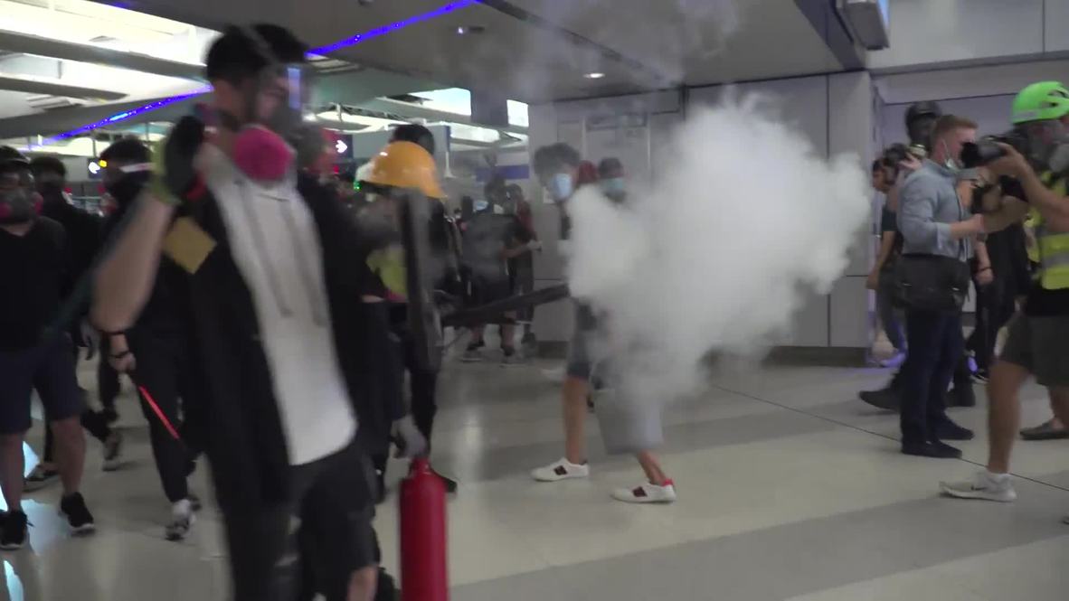 Hong Kong: Standoff between police and protesters during sit-in