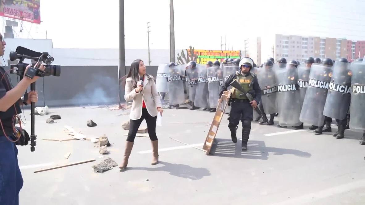 Perú: Policía dispara gas lacrimógeno a manifestantes que bloquean autopistas protestando contra peajes