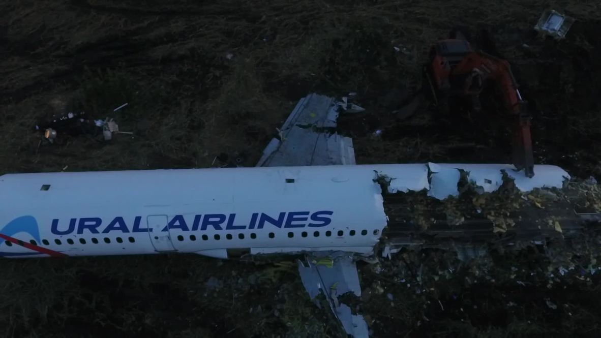 Rusia: Imágenes muestran trabajos de desmontaje y traslado de accidentado avión de Ural Airlines