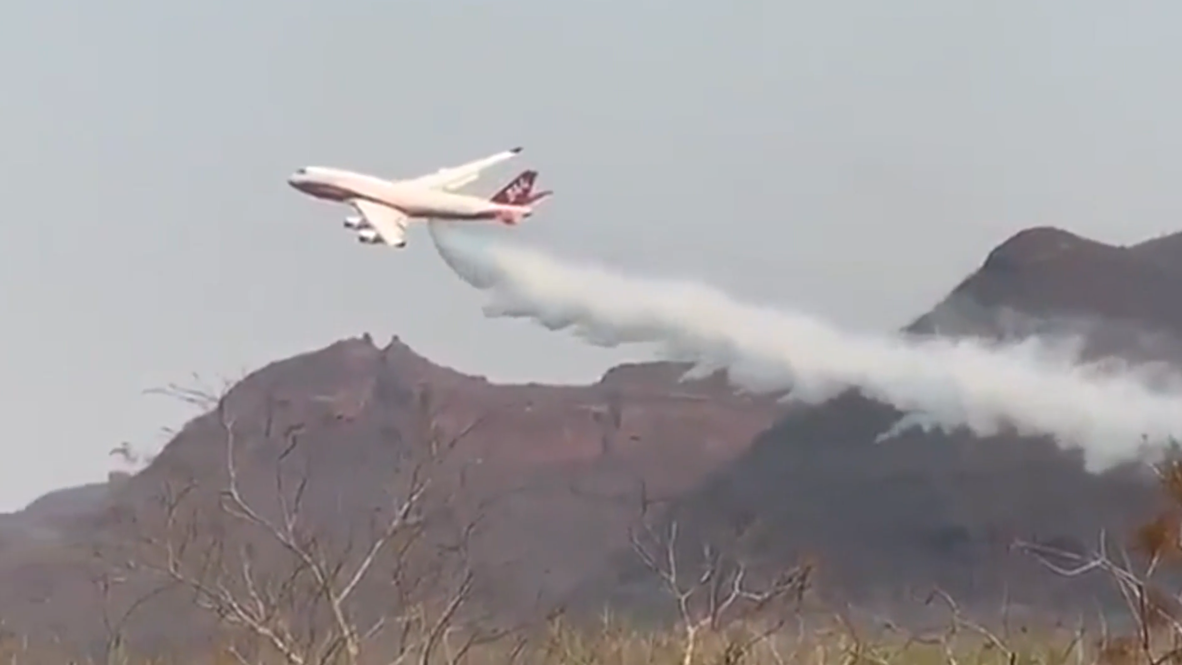 Bolivia: Avión cisterna 'SuperTanker' participa en la lucha contra los incendios en el Amazonas