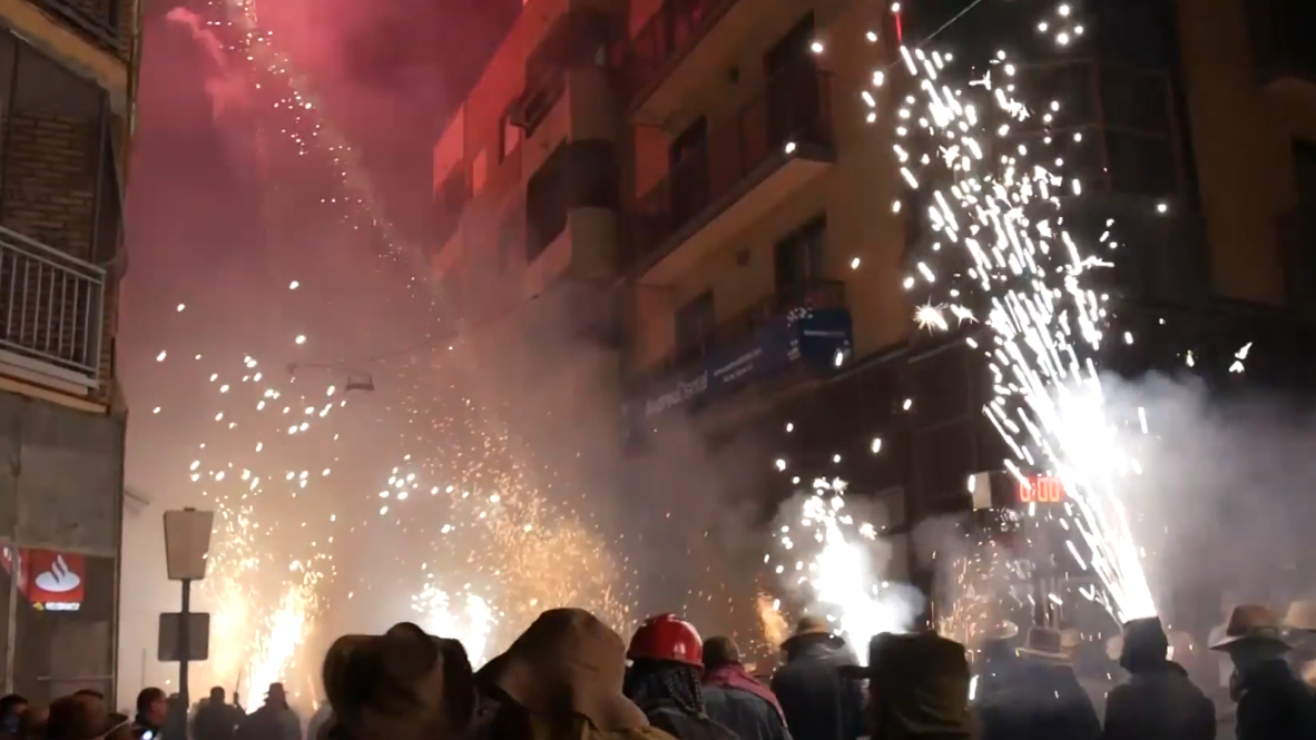 Espectacular festival pirotécnico hace temblar las calles de Paterna