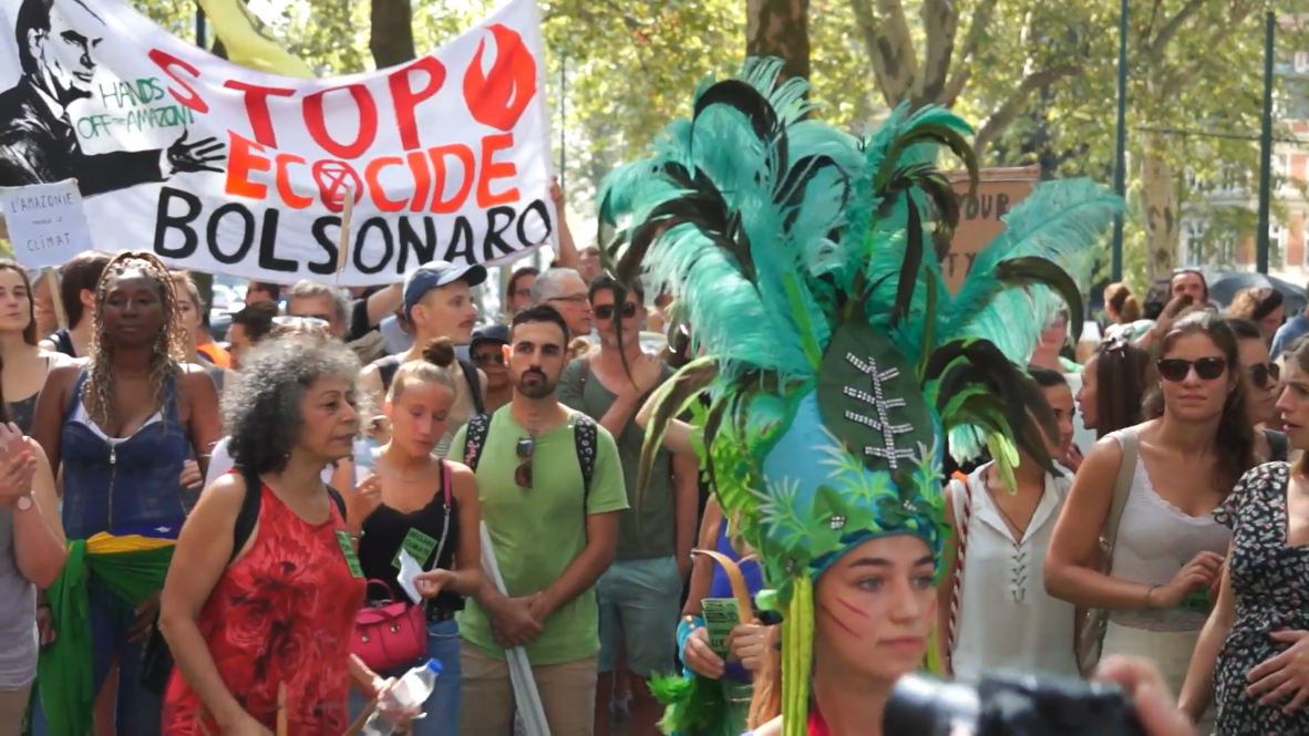 Bélgica: Protesta por la selva amazónica frente a la embajada de Brasil