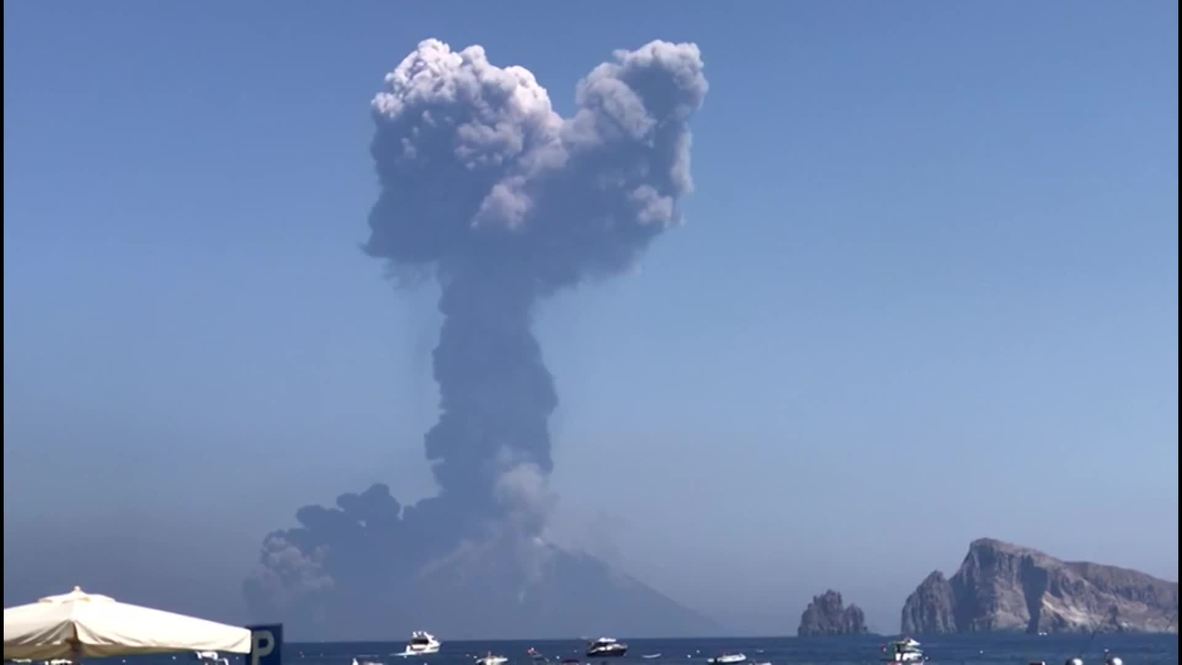 Italia: Erupción del volcán Estrómboli arroja hacia el cielo densa columna de humo y cenizas