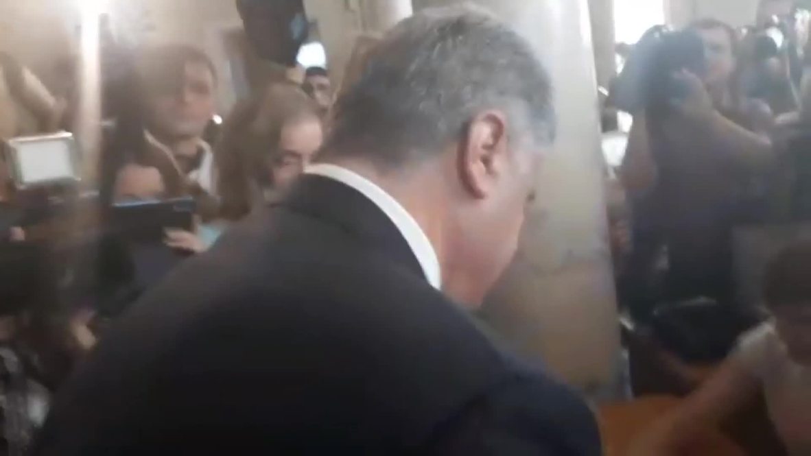Украина: Уронил мандат. Порошенко, получая удостоверение депутата, не удержал его в руках