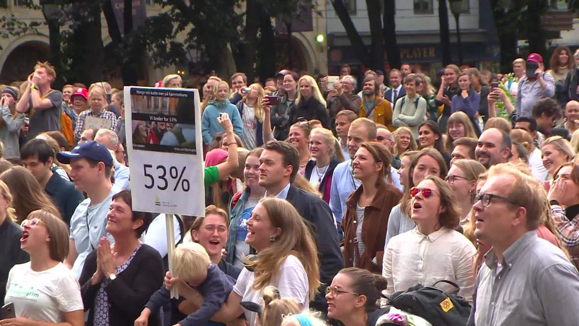 Norway: Climate change protesters 'roar' outside parliament in Oslo