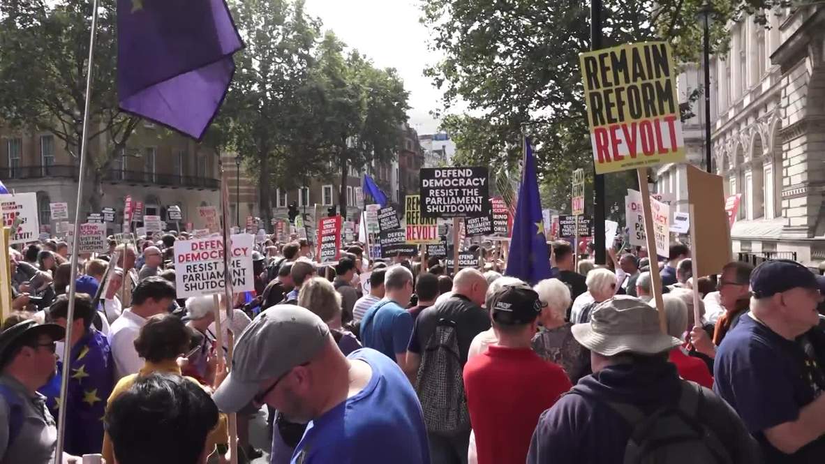 UK: Hundreds rally against Johnson's suspension of parliament in London