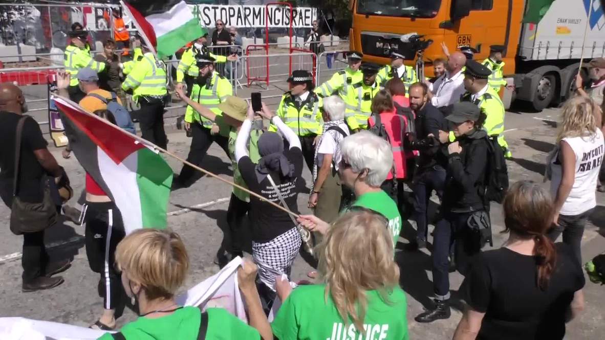 UK: Police scuffle with 'Stop Arming Israel' protesters ahead of London arms fair