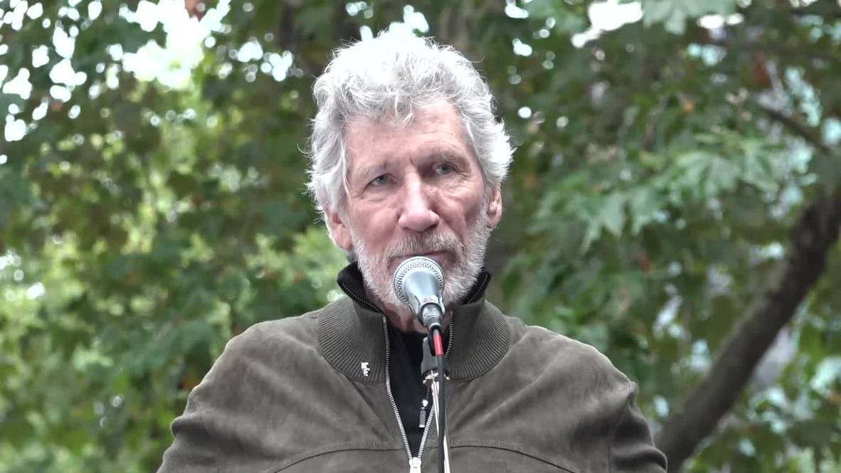 UK: Roger Waters performs at rally in support of Assange in London