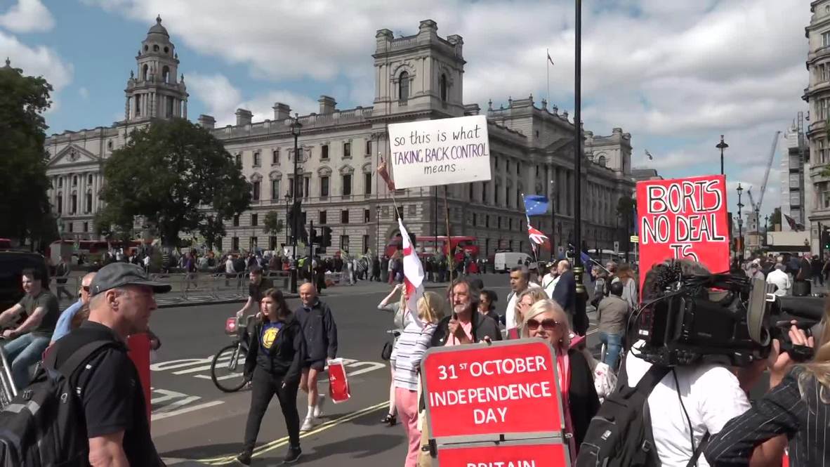 UK: Protesters gather outside parliament ahead of crucial Brexit vote