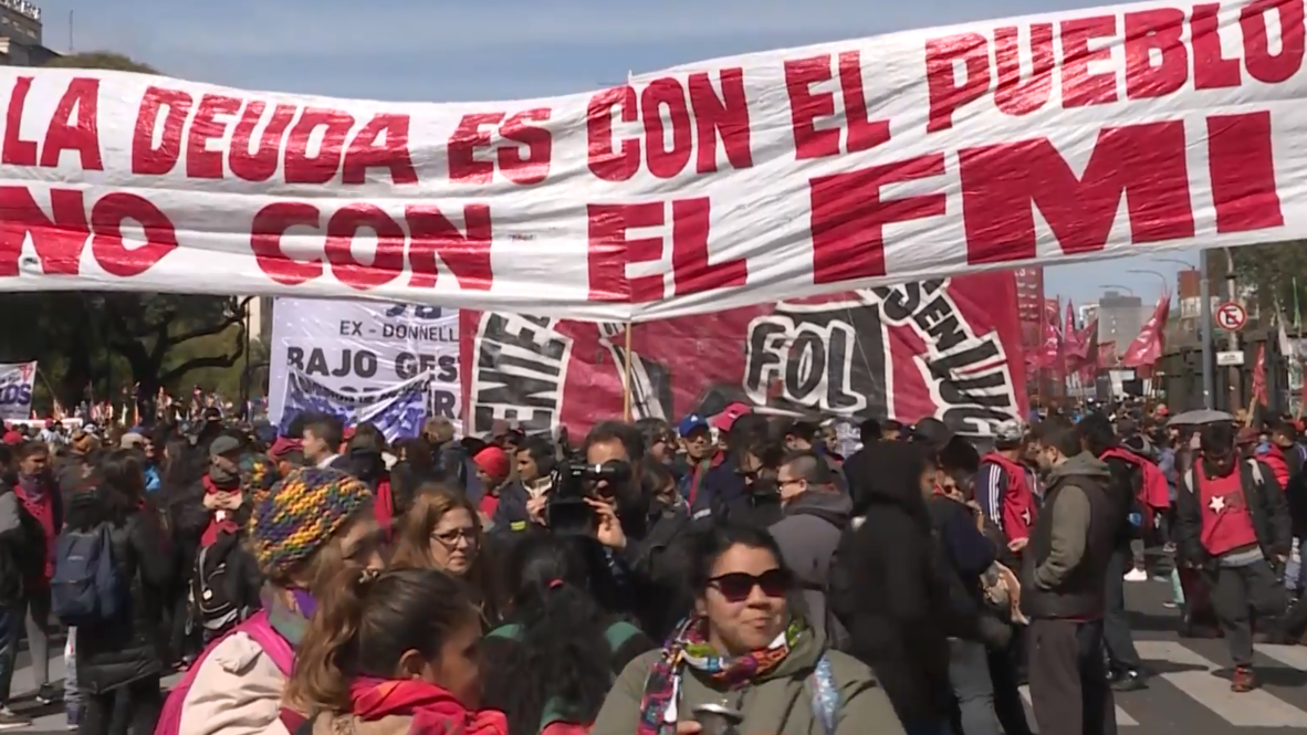 Argentina: Miles de personas protestan contra las políticas económicas del Gobierno