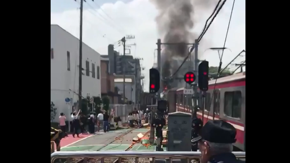 Japón: Al menos 30 heridos al descarrilar un tren tras chocar con un camión