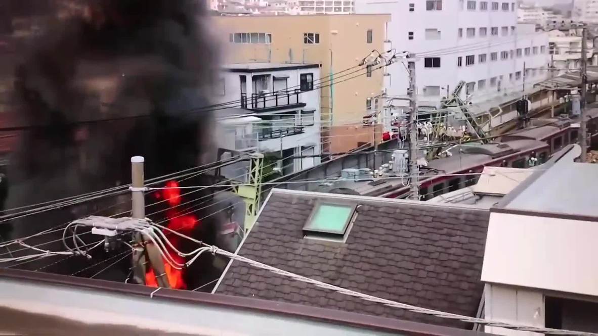 Japón: Un tren descarrila después de chocar contra un camión causando decenas de heridos