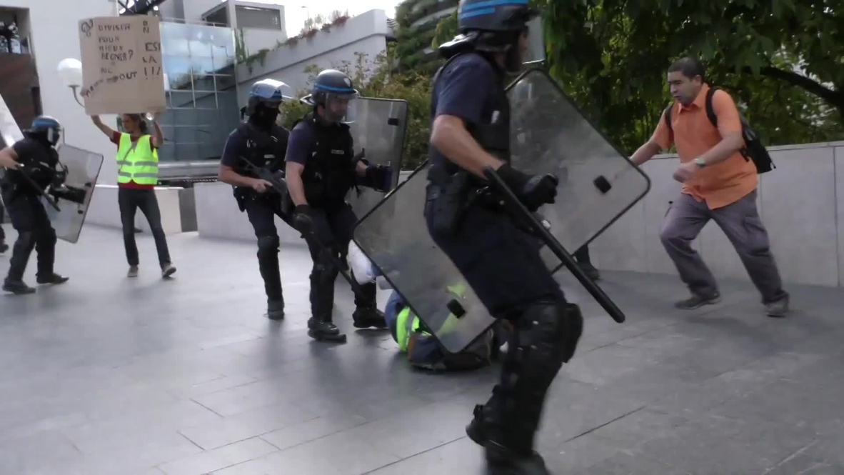 Francia: Con gas lacrimógeno reciben a cientos de "chalecos amarillos" en Lyon