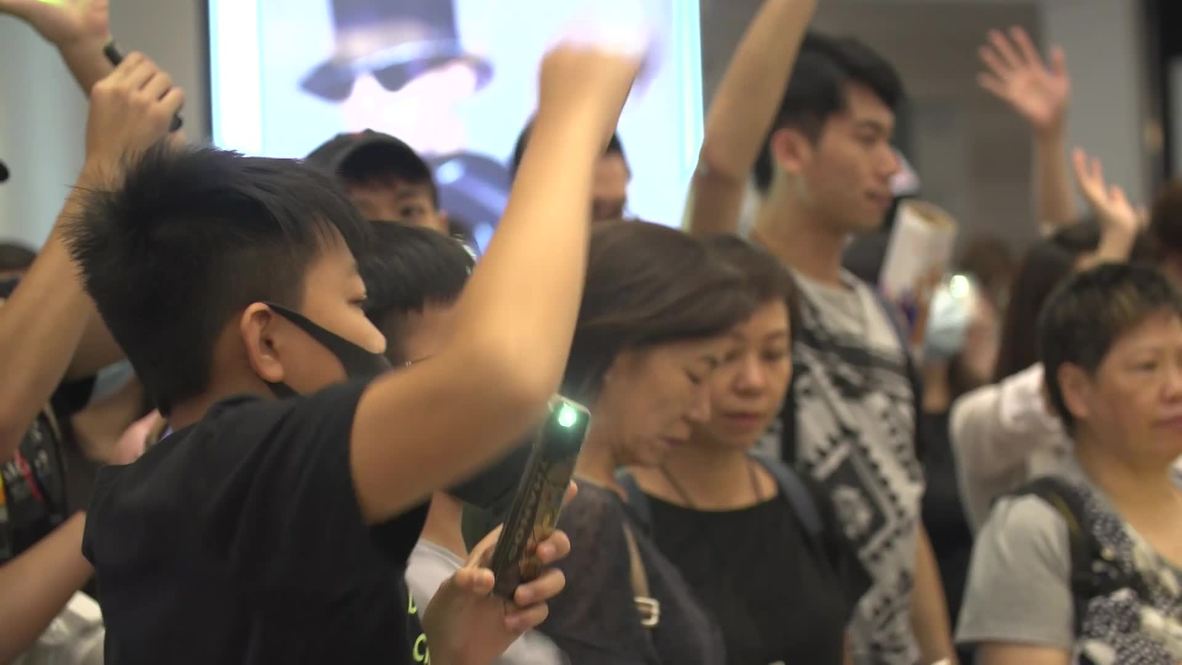 Hong Kong: Manifestantes inundan centro comercial para cantar un nuevo 'himno nacional'