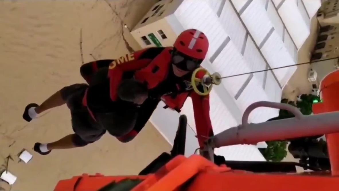 España: Rescatan con un helicóptero a varias personas atrapadas por las inundaciones en Murcia