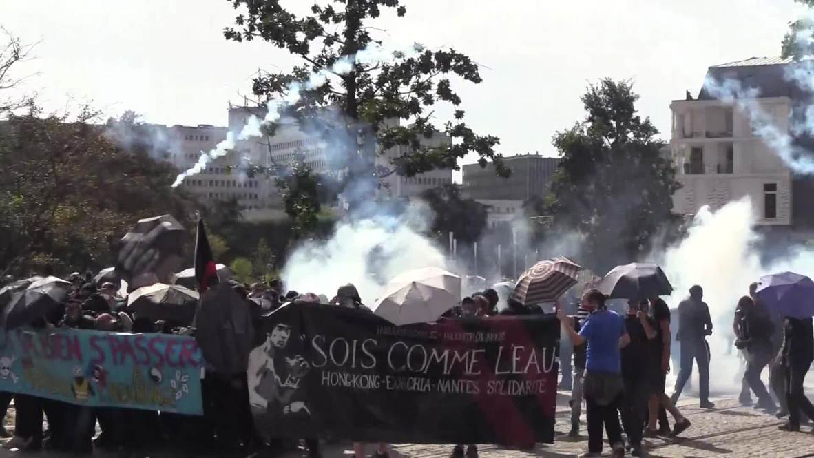 France: Police fire tear gas on Yellow Vests protesters at Nantes rally