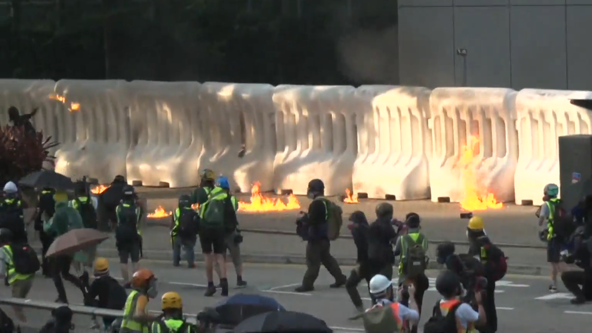 Hong Kong: La policía responde a los cócteles molotov de los manifestantes con cañones de agua