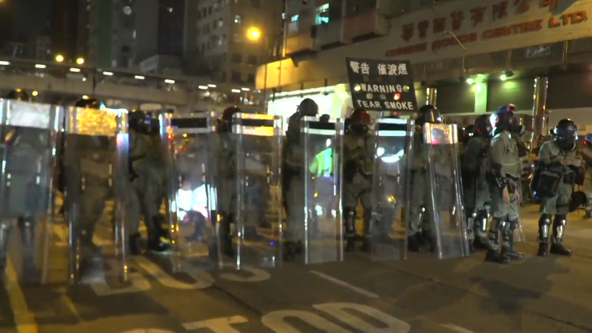 Hong Kong: Policía lanza gas lacrimógeno a los manifestantes