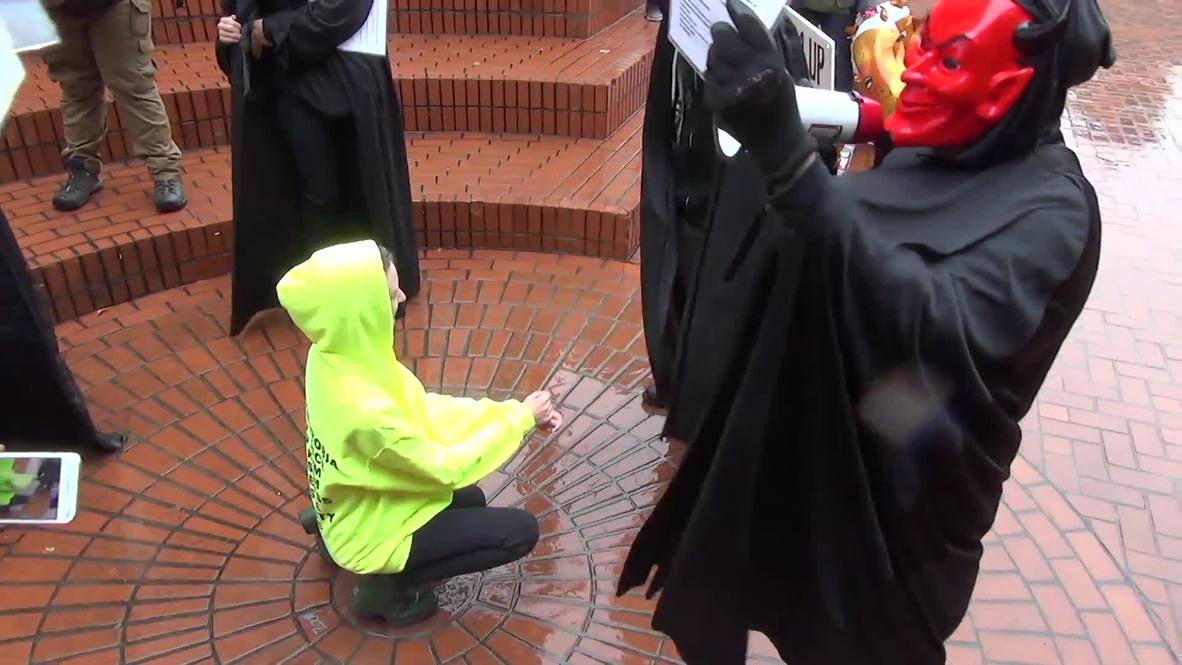 USA: Scuffles erupt between Patriot Prayer and Antifa
